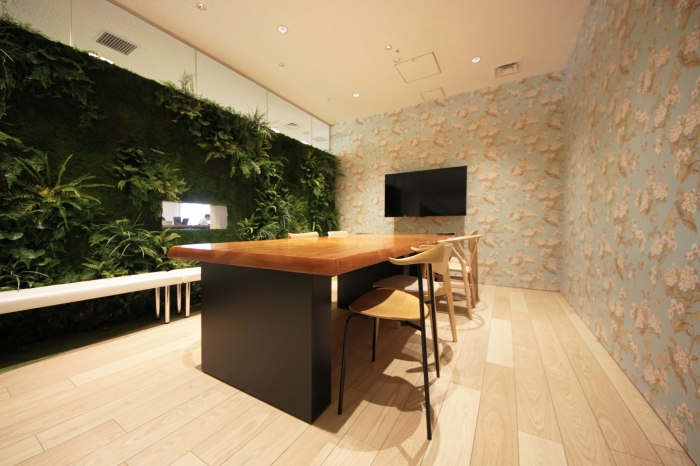 大阪オフィスを増床しました。グリーンウォールが出迎える自然と四季を感じられるオフィスです。