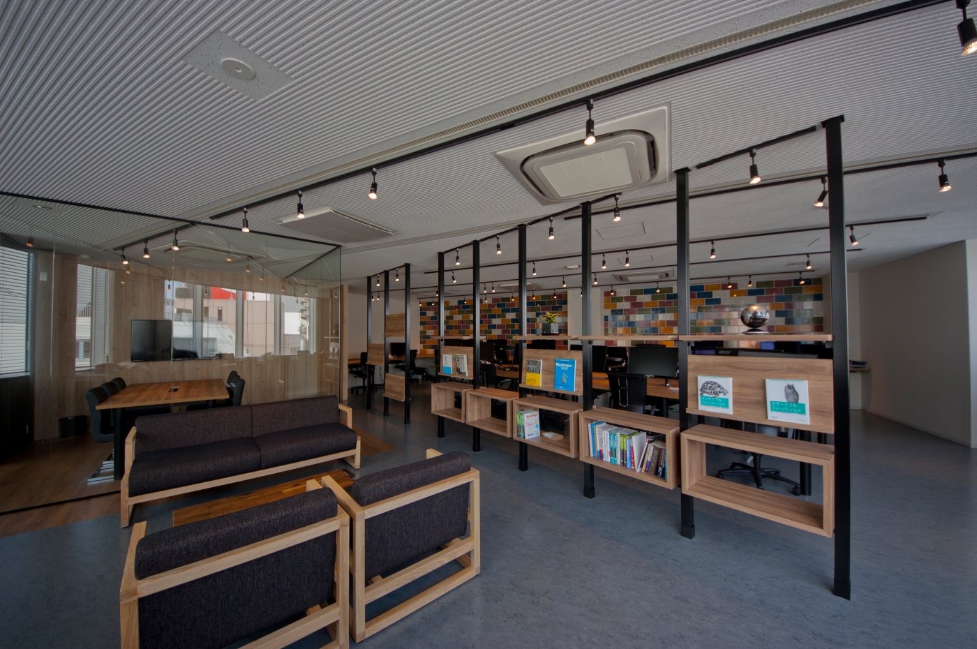オフィスデザイン実績～造作家具を多用した居心地の良いヴィンテージカフェオフィス