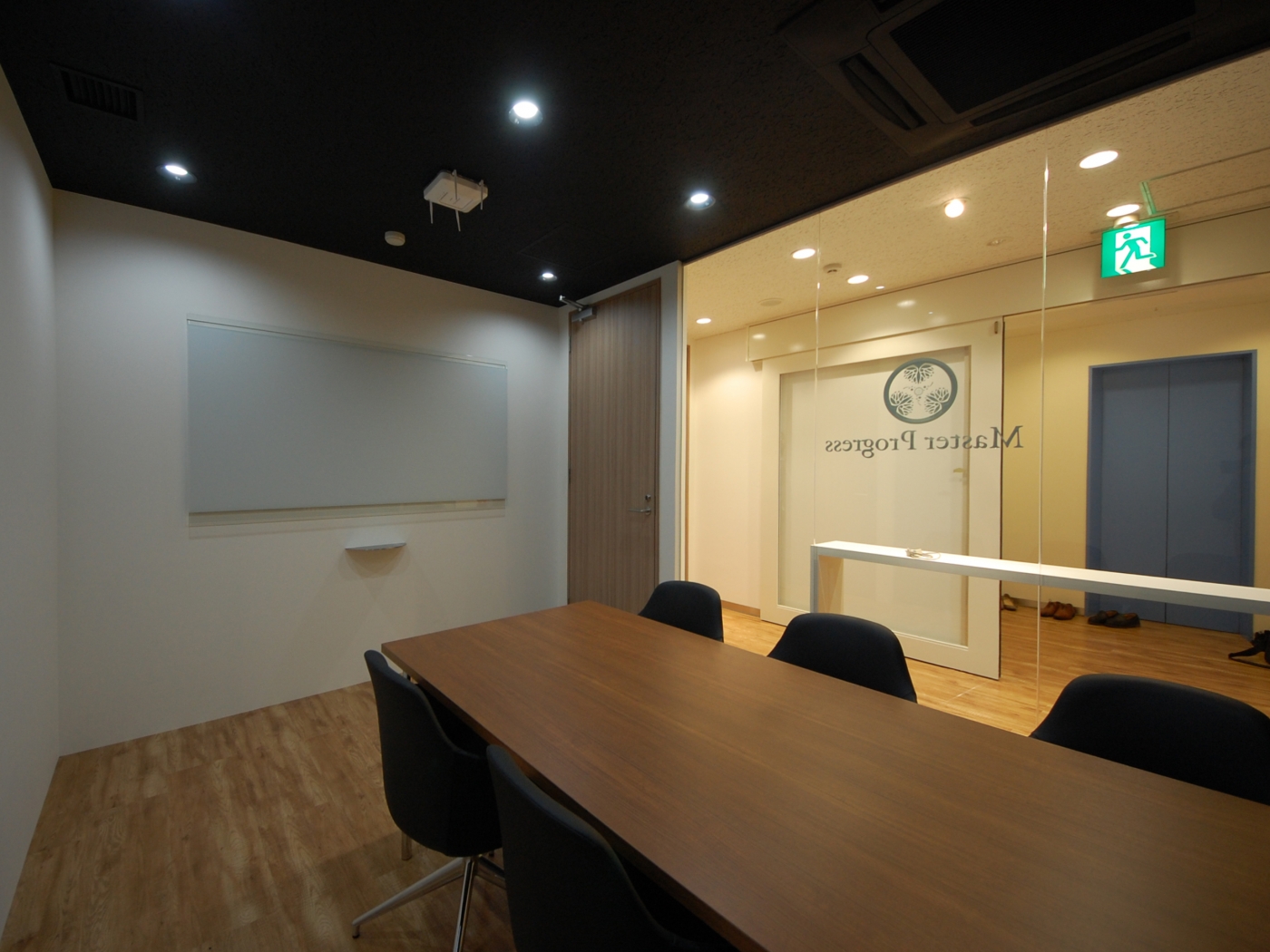 オフィスデザイン実績～ガラスパーテーションで異なる空間が混ざり合い社員のモチベーションが上がるオフィス