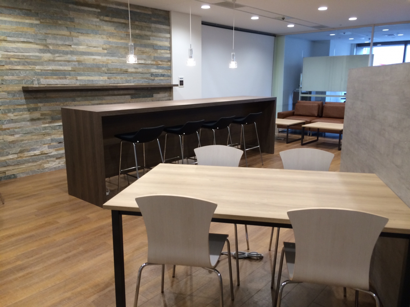 オフィスデザイン実績～社内外の交流を生み出すオーガニックカフェ風のエントランススペース