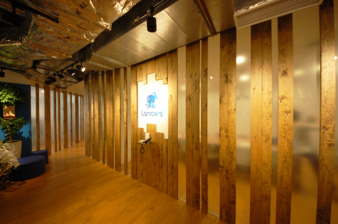 オフィスデザイン実績～ガラスと木材をランダムに配置したあたたかみと抜け感のあるエントランス