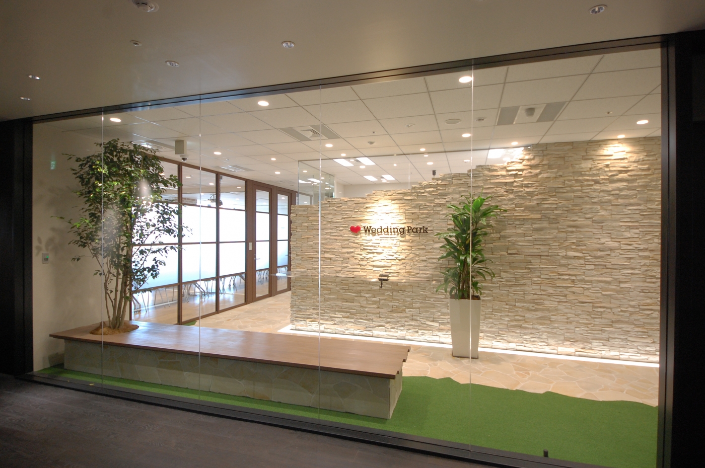 オフィスデザイン実績～石畳と木目の温かな雰囲気に包まれた南仏プロヴァンス風オフィス