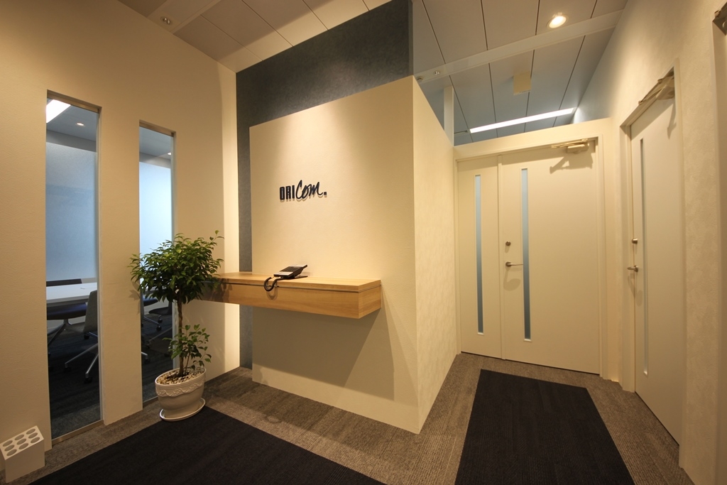 オフィスデザイン実績～コーポレートカラーを取り入れた信頼感と清潔感のある明るいオフィス