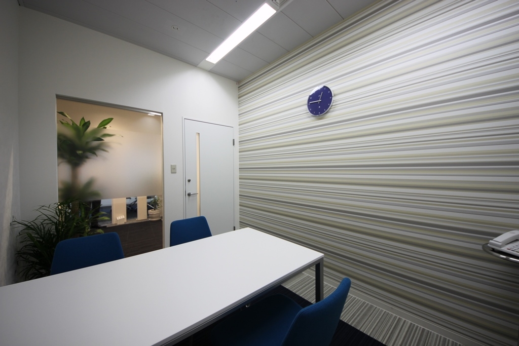 オフィスデザイン実績～コーポレートカラーを取り入れた信頼感と清潔感のある明るいオフィス