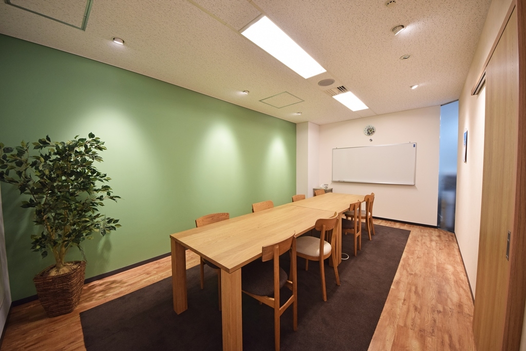 オフィスデザイン実績～淡いグリーンの壁が映えるウッディな銀座のおしゃれオフィス空間 