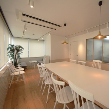白の色味や木目の風合いにこだわって丁寧にデザインされた優しいオフィス空間 