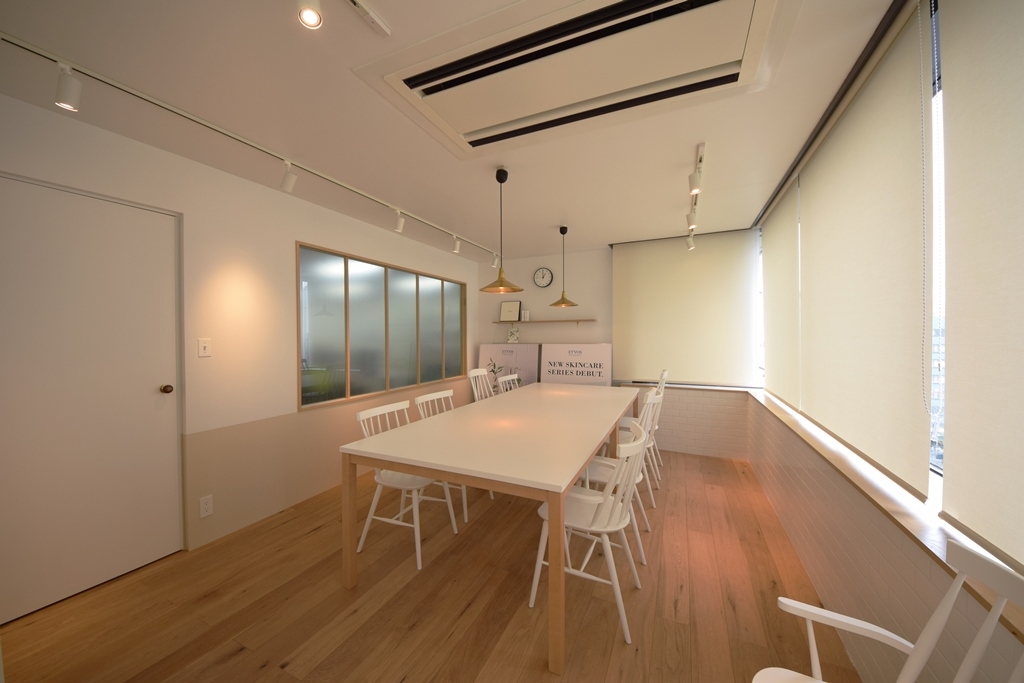 オフィスデザイン実績～白の色味や木目の風合いにこだわって丁寧にデザインされた優しいオフィス空間 