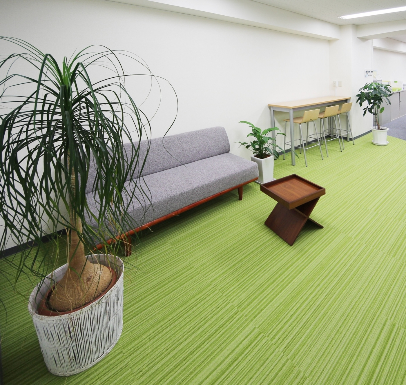 オフィスデザイン実績～優しい風合いのウッド調フロアタイルと空間をゆるやかに区切るガラスパーテーション
