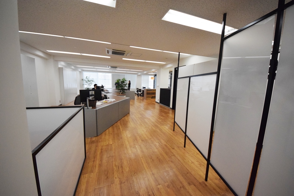 オフィスデザイン実績～こだわりの造作家具が実現するクリーンで整頓されたフリーアドレスオフィス