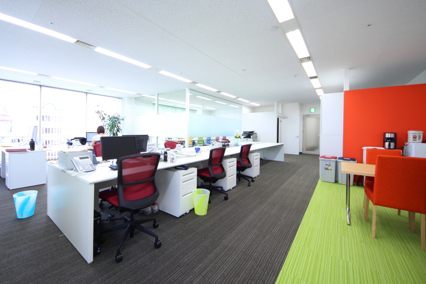 オフィスデザイン実績～天然木や左官などの素材の温もりあふれる、優しいお出迎え空間