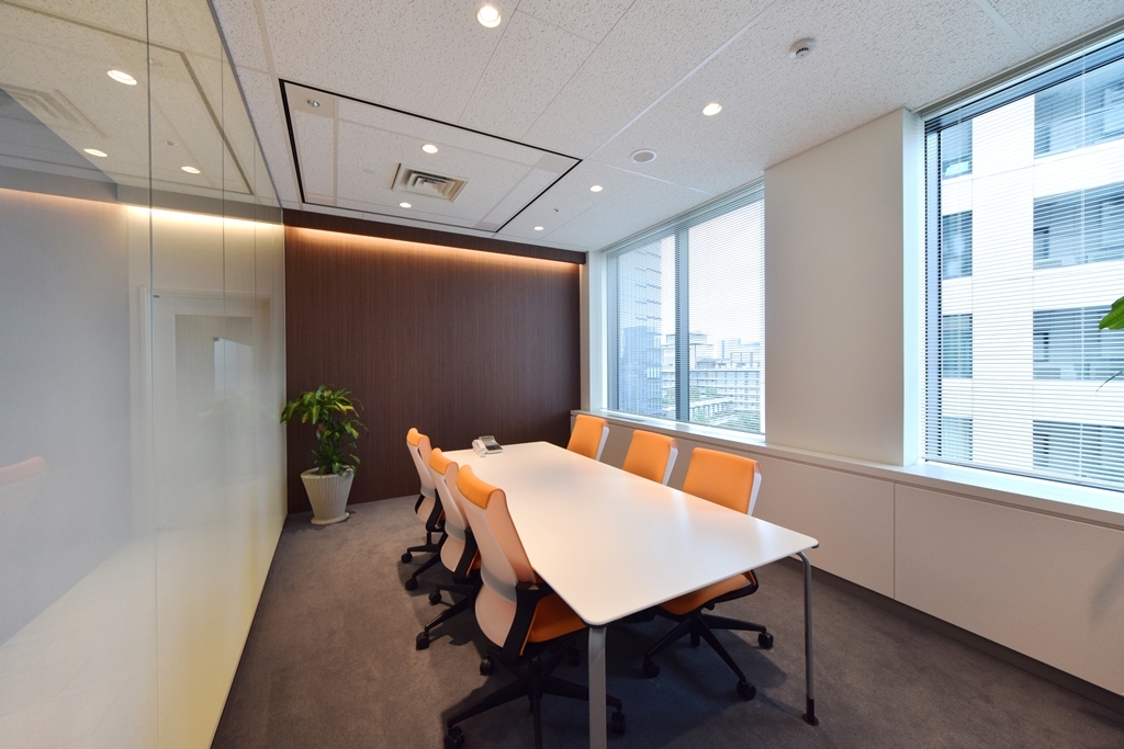 オフィスデザイン実績～アール壁が印象的なお出迎えをする上品で落ち着きのあるクールオフィス