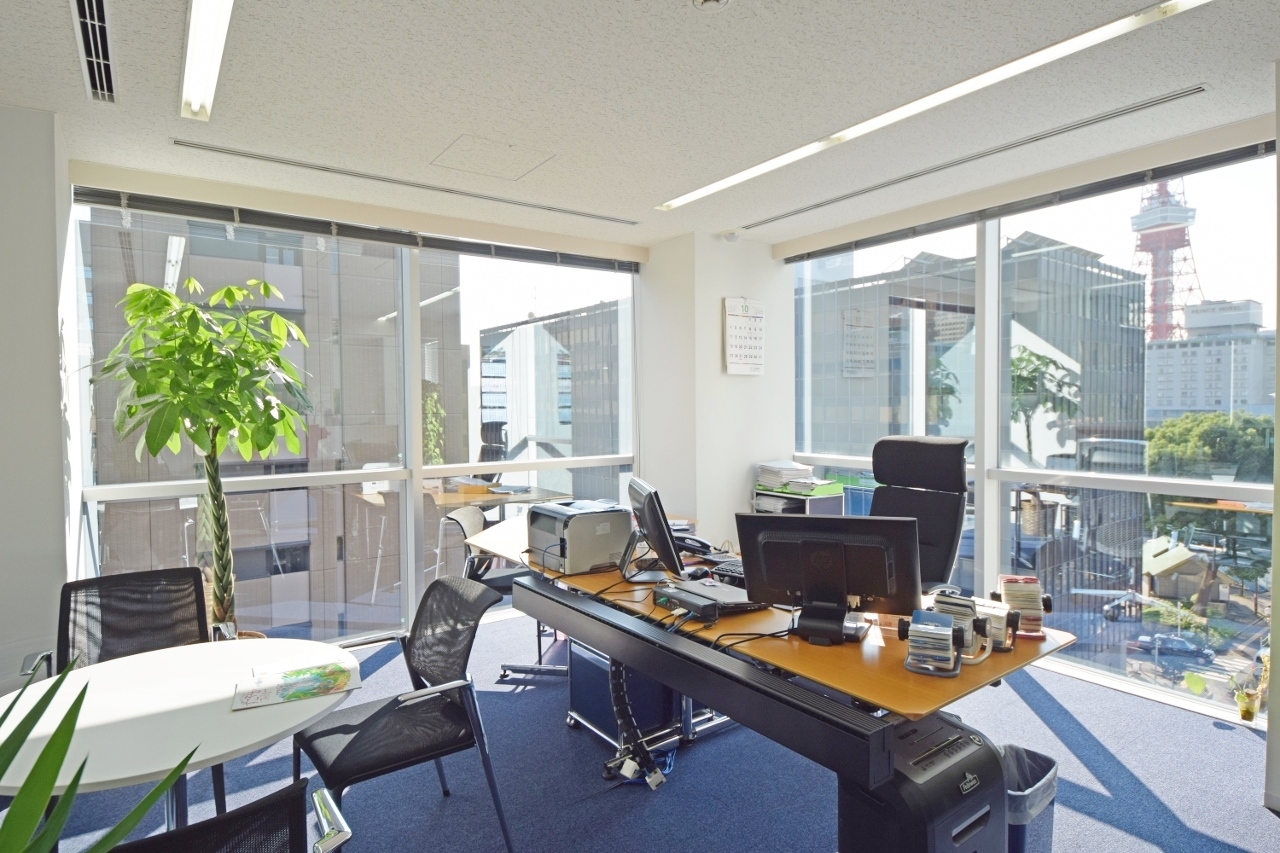 オフィスデザイン実績～流線的なデザインが躍動感をもたらすグローバルオフィス