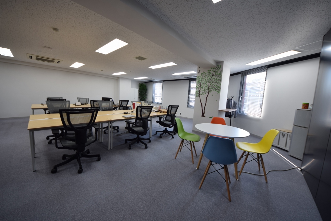 オフィスデザイン実績～未来のあたりまえを創りだす――モノトーンと木目の爽やかオフィス