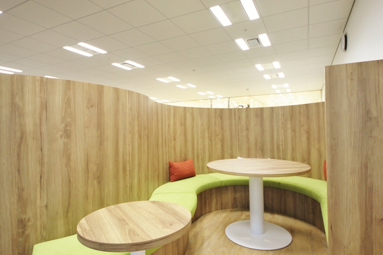 オフィスデザイン実績～ガラスと木目とグラフィックが融合した繊細なデザイナーズオフィス					