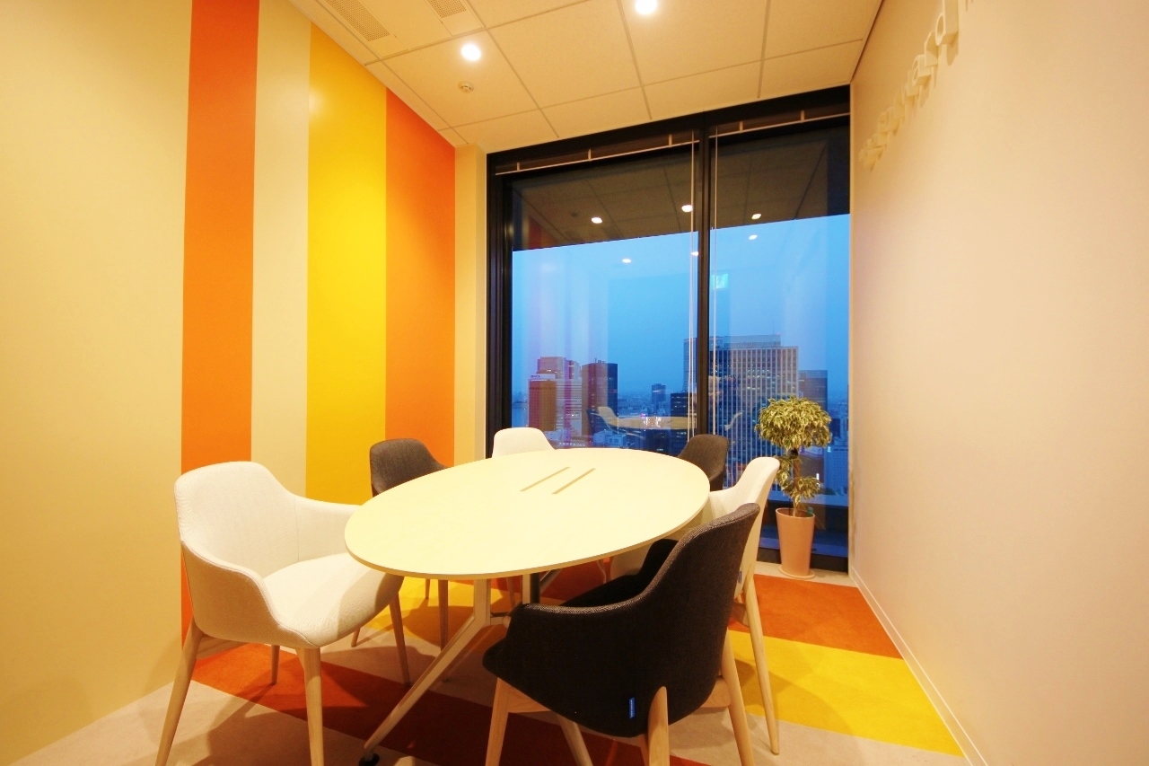 オフィスデザイン実績～ガラスと木目とグラフィックが融合した繊細なデザイナーズオフィス					