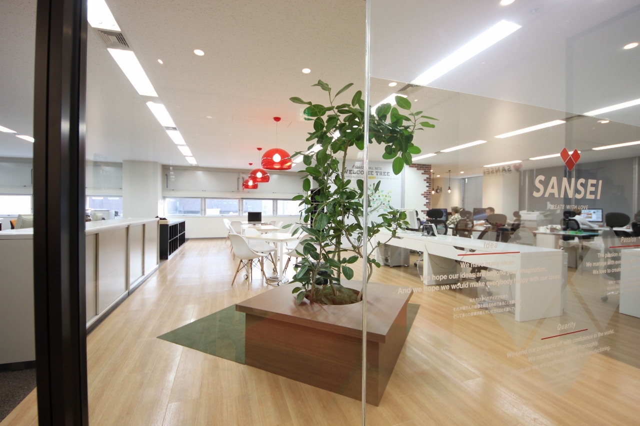 オフィスデザイン実績～ロゴを連想させるハート型スツールとシンボルツリーが出迎える開放感あふれるオフィス					
