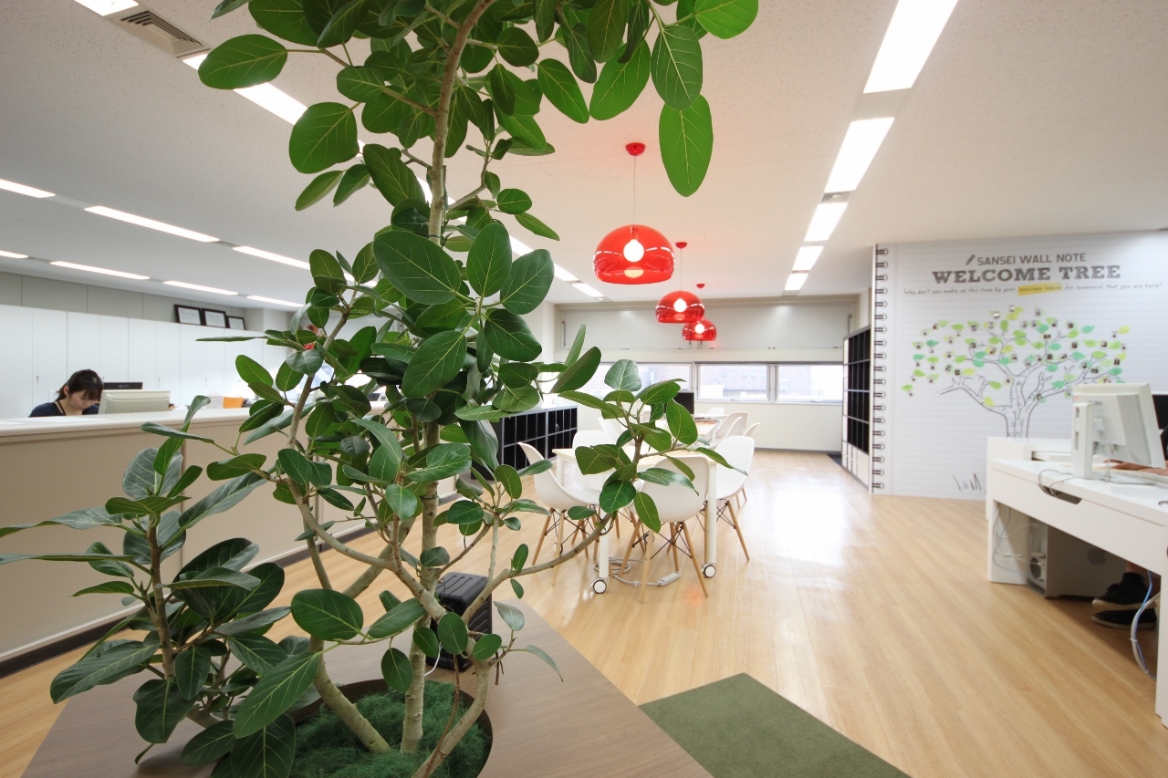 オフィスデザイン実績～ロゴを連想させるハート型スツールとシンボルツリーが出迎える開放感あふれるオフィス					