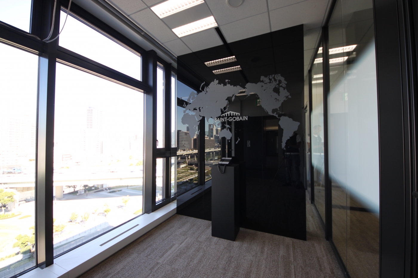 オフィスデザイン実績～ガラスで表現するクールで透明感のあるオープンオフィス