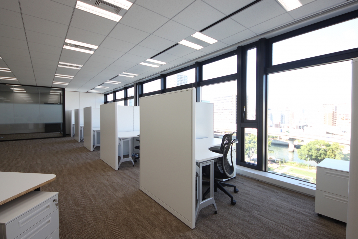 オフィスデザイン実績～ガラスで表現するクールで透明感のあるオープンオフィス