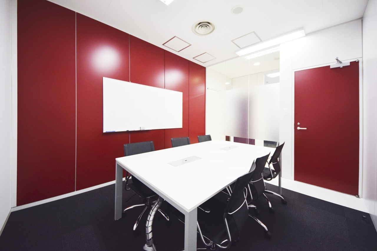 オフィスデザイン実績～曲線の壁が空間の広がりを感じさせるギャラリーの様な洗練されたオフィス空間					