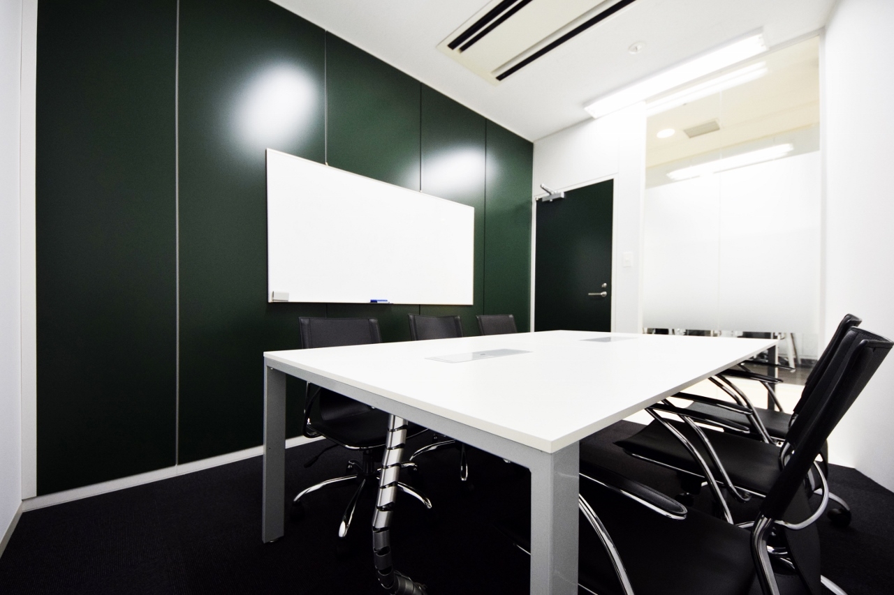 オフィスデザイン実績～曲線の壁が空間の広がりを感じさせるギャラリーの様な洗練されたオフィス空間					