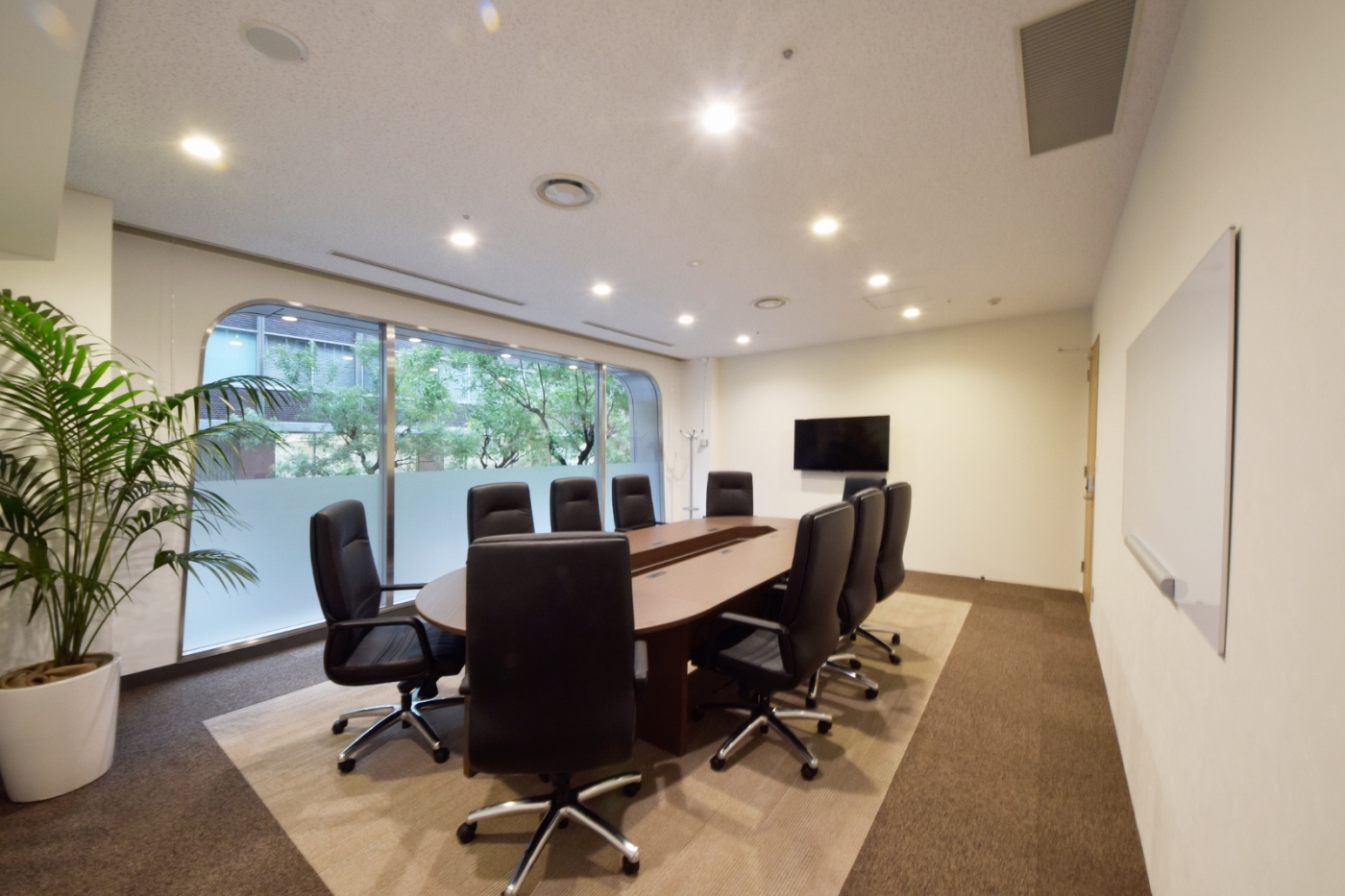 オフィスデザイン実績～空間を贅沢に使った高級感あふれる広々オフィス空間					
