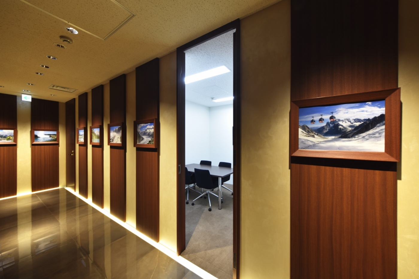 オフィスデザイン実績～重厚な空間で歴史の重みを感じるラグジュアリーオフィス					