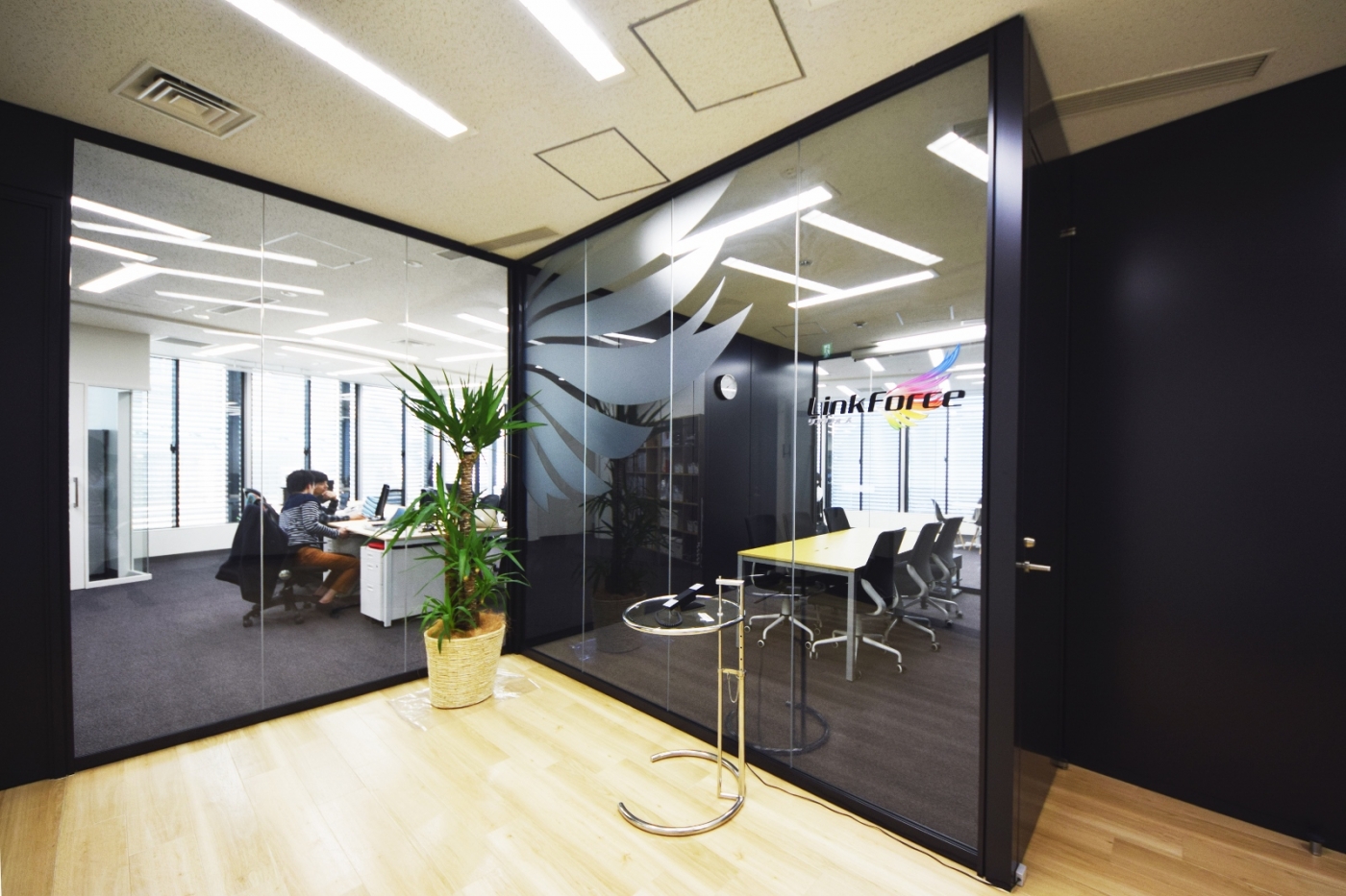 オフィスデザイン実績～ダイナミックな斜めのレイアウトとガラスで、インパクトを大事に。					