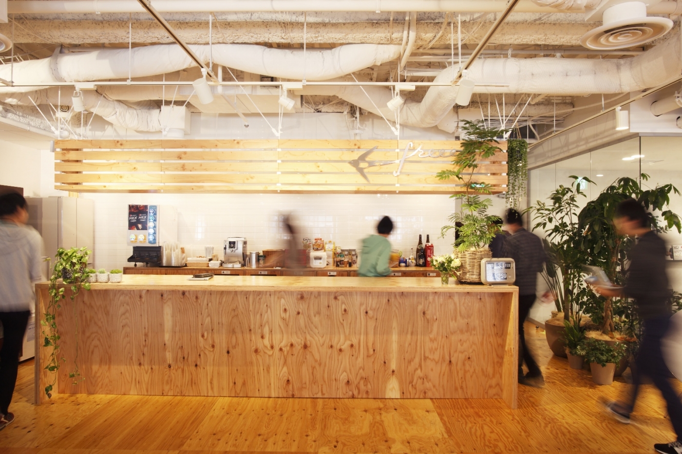 オフィスデザイン実績～3フロアに一体感をもたせたオープンで開放的な“freee”的オフィス