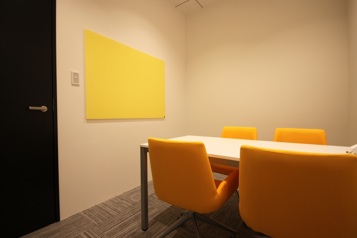 オフィスデザイン実績～コーポレートカラーとロゴマークを散りばめたオリジナルのオフィス空間					