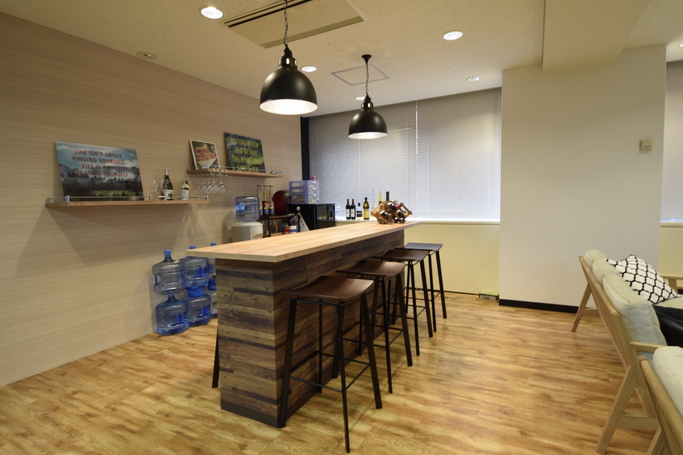 オフィスデザイン実績～家のようにくつろげるリフレッシュスペースと、ナチュラルな木目に彩られた空間					