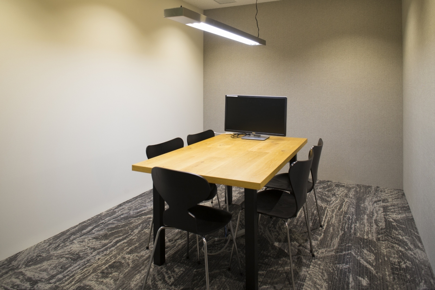 オフィスデザイン実績～エントランスからミーティングルームへ。空間のコントラストを感じるオフィス					
