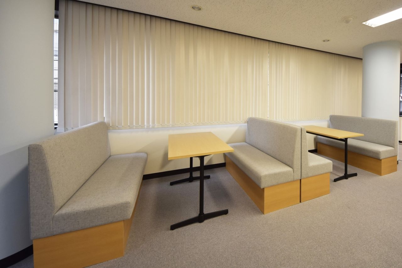 オフィスデザイン実績～天井と床の木目が楽しい、明るくやさしいアットホームオフィス