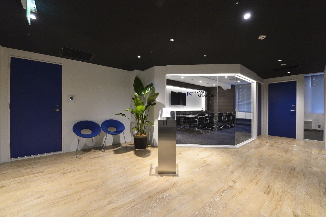 オフィスデザイン実績～スタイリッシュ × 信頼感　透明感の中に温かみのあるショーケースオフィス