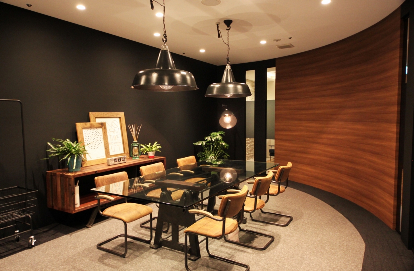 オフィスデザイン実績～ダイナミックなアールで演出する、重厚感と高級感のあるオフィス					