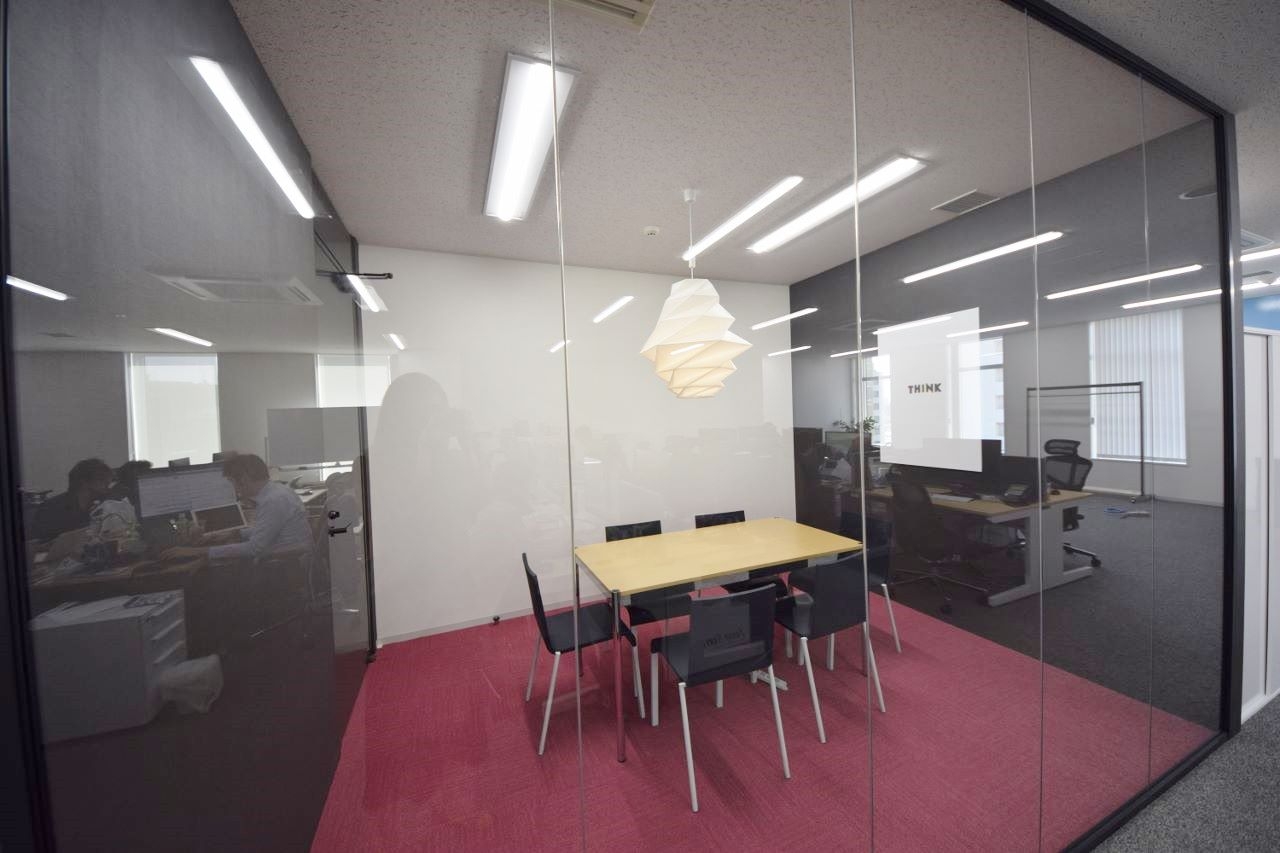 オフィスデザイン実績～Rガラスの美しい曲線、木目とスケルトン天井の開放オフィス