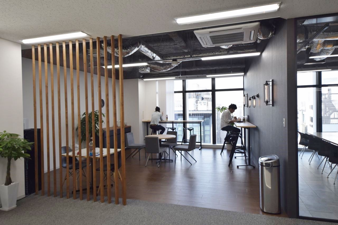 オフィスデザイン実績 						Rガラスの美しい曲線、木目とスケルトン天井の開放オフィス