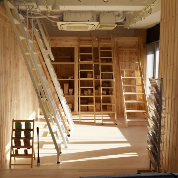 木材をふんだんに使ったぬくもりあふれるロフト梯子のショールームオフィス