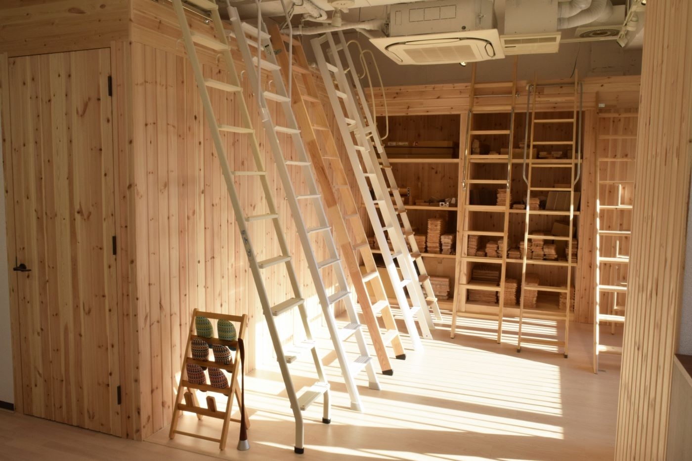 オフィスデザイン実績～木材をふんだんに使ったぬくもりあふれるロフト梯子のショールームオフィス