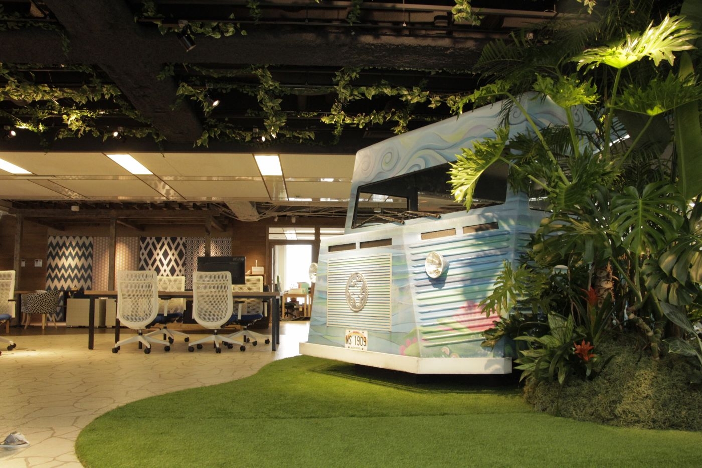 オフィスデザイン実績～開放感と遊び心を感じさせるクリエイティブな新しい楽園オフィス