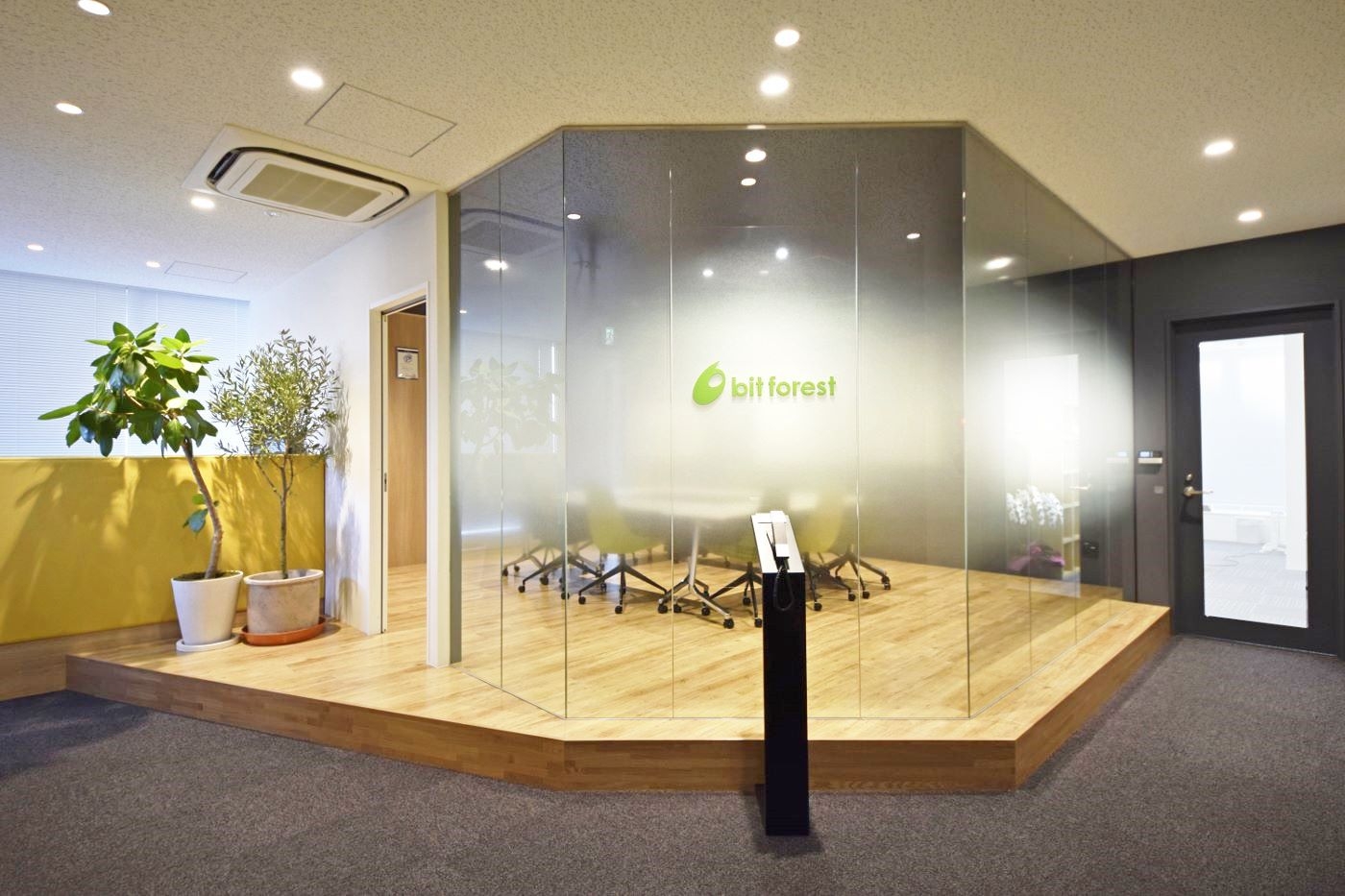 オフィスデザイン実績～シックな色使いにグリーンが映える、シンプルで大胆なデザイナーズオフィス