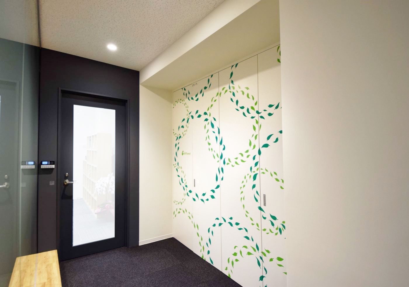 オフィスデザイン実績～シックな色使いにグリーンが映える、シンプルで大胆なデザイナーズオフィス
