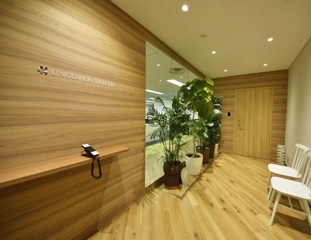 オフィスデザイン実績～明るさと木の温かみが調和する、都会のシンプルオフィス