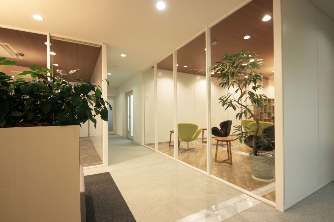 オフィスデザイン実績～上質さと安らぎ空間がもたらす「おもてなし」。グローバル企業が実現したブランディングオフィス。