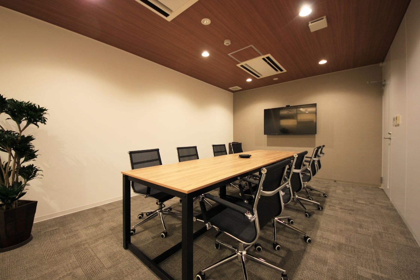 オフィスデザイン実績～上質さと安らぎ空間がもたらす「おもてなし」。グローバル企業が実現したブランディングオフィス。