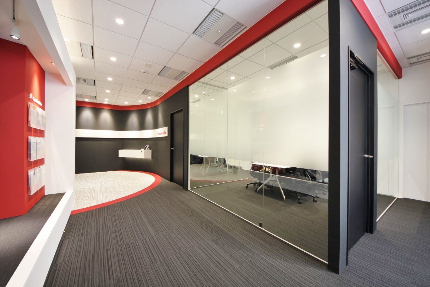 オフィスデザイン実績～赤と黒で創り出す、ブランディングを体現したスタイリッシュ空間