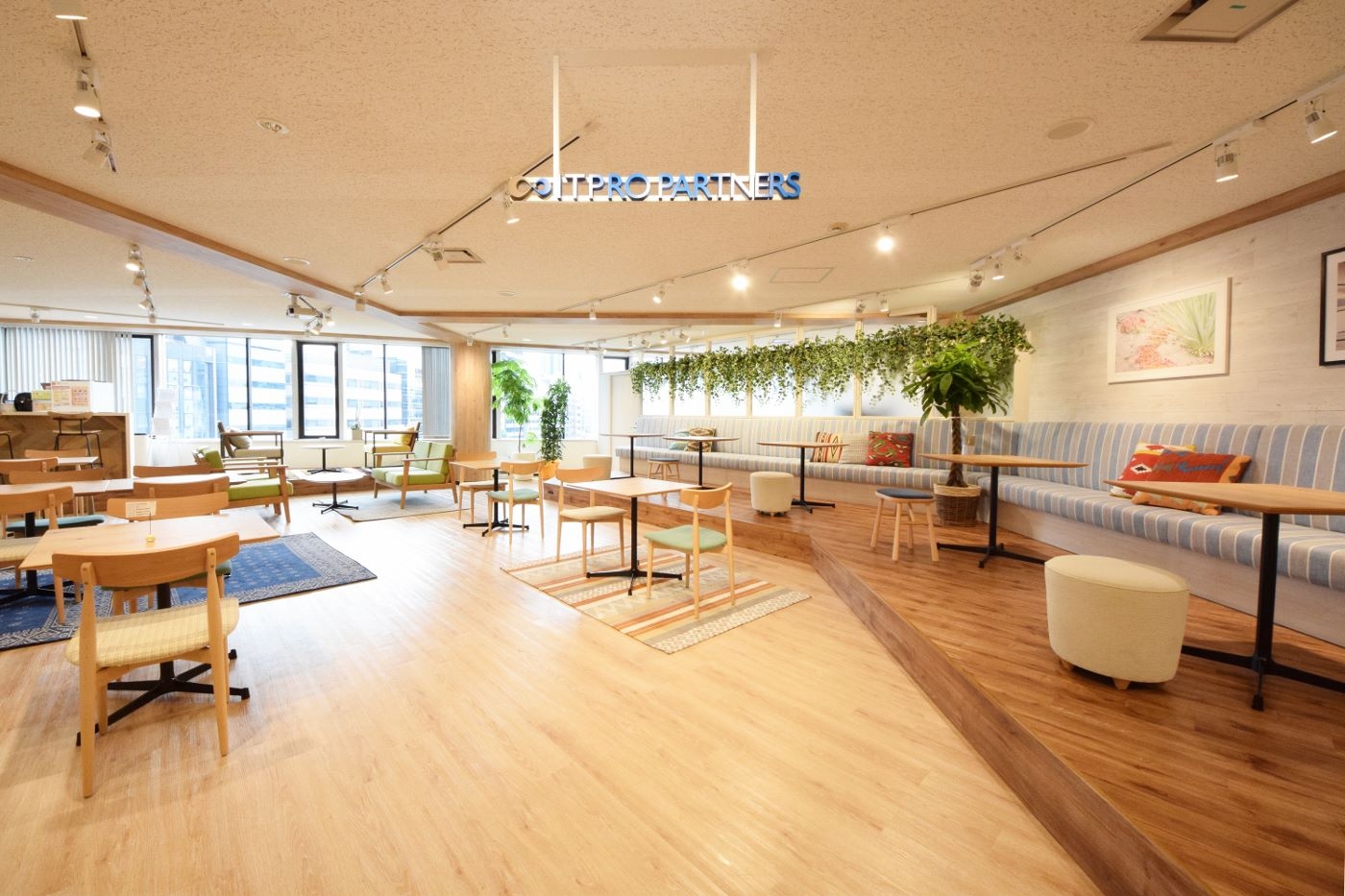 オフィスデザイン実績～「西海岸風」をキーワードに、人と人を繋ぐ開放感溢れるオフィス。