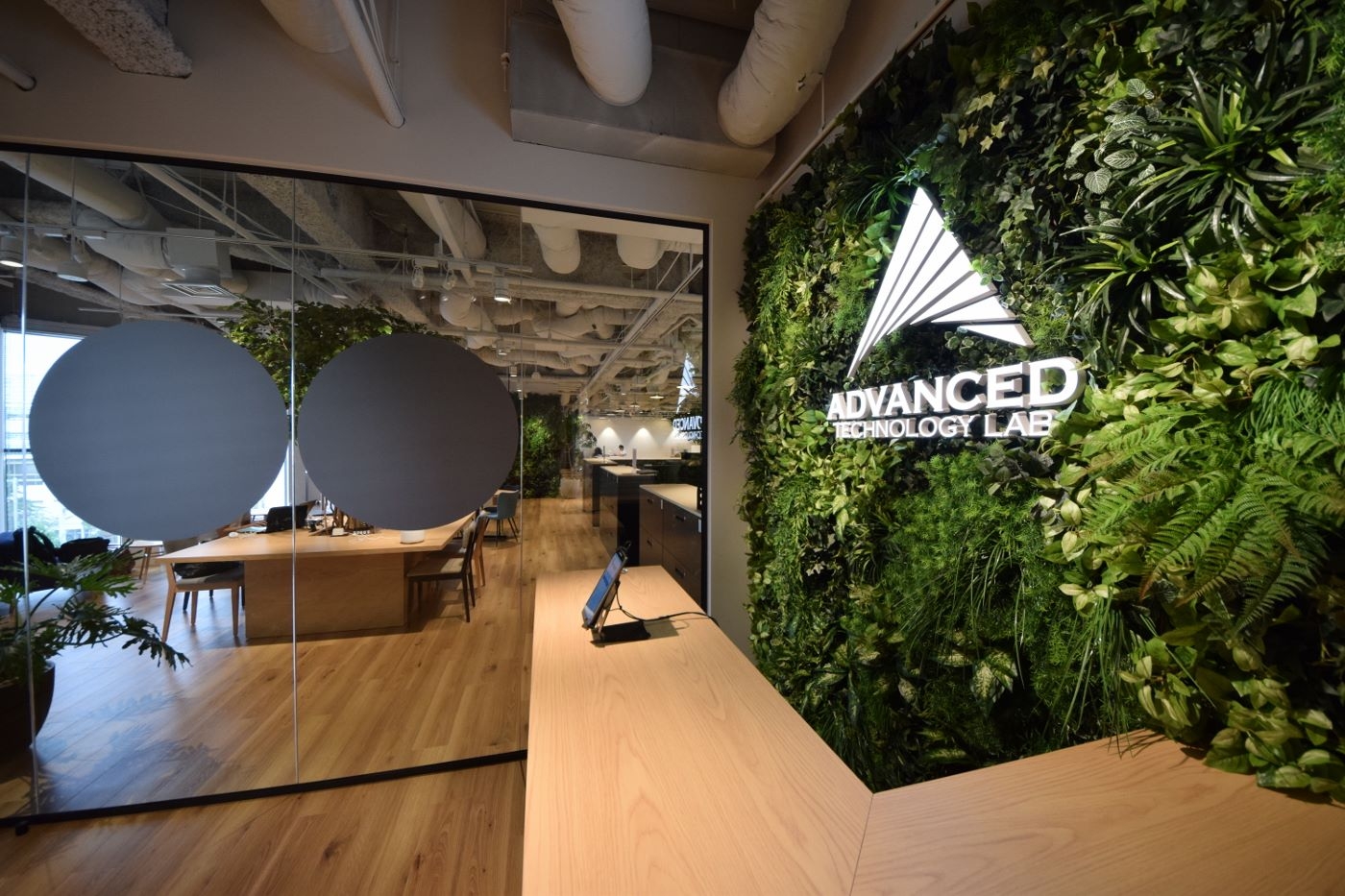 オフィスデザイン実績～自然×テクノロジーが融合した、心地よい空間のオフィス。