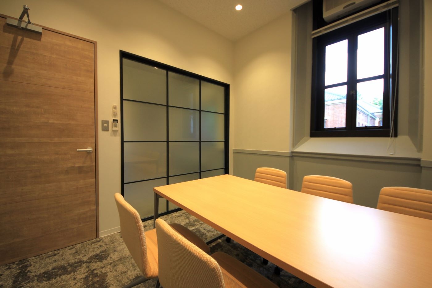 オフィスデザイン実績～訪れやすく相談しやすい、学生スペースと用途に応じた個室・執務スペース