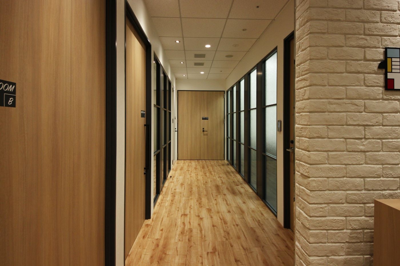 オフィスデザイン実績～素材一つ一つのぬくもりを感じられる温かみのある空間